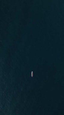 Neşeli bir günbatımı macerasında bu sportif çifte katılın. Suyun üzerinde ustalıkla sürüklenirken, yukarıdan yakalanırlar..