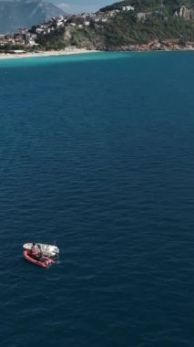 Akdeniz 'de bir deniz polisi harekâtı görülüyor..