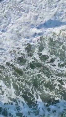 Dikey Video: Ateşli Ufuk - Denizin Renkli Günbatımının Sakin Yavaş Hareketi