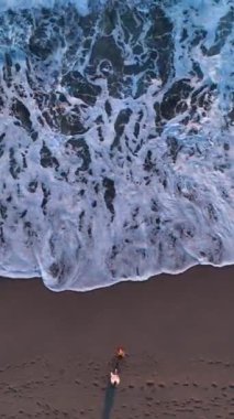 Nefes kesen bir gün batımında deniz dalgasının dokusundaki çarpıcı renk gösterisine tanık olun..