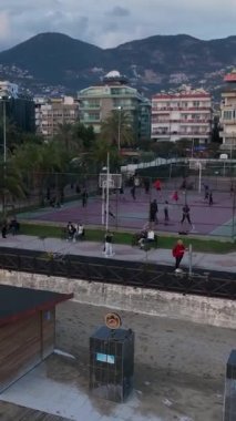 Gökyüzü yüksekliğinde bir sörf macerasına atlayın. Gök mavisi denizdeki sörfçülerin hava manzarasına ve Türkiye 'nin Alanya kentindeki görkemli bulutlu günbatımına tanık olun..