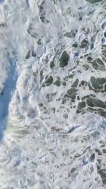 Kıyı rapsodisinde keyif alın büyüleyici günbatımı renkleri fırtınalı denizin üstündeki gökyüzünü yavaş çekimde boyayın.