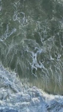 Çalkantılı denizlere hayret edin ve bu ilham verici videoda fırtınalı okyanusun gücünden büyülenin..