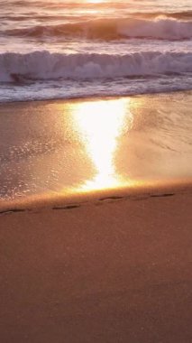 Fırtınalı denizin yavaş çekim sahnelerini ve renkli günbatımını izlerken Akdeniz 'in büyüleyici güzelliğine tanık olun..