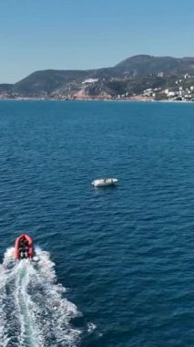 Deniz manzaralı bir operasyonda, gemi kaptanları üzerinde kontroller yaparken,.