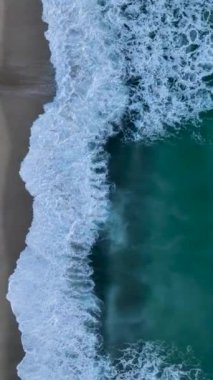 Türkiye 'nin Alanya kentindeki masmavi deniz plajını ve büyüleyici bulutlu günbatımını gözler önüne seren görkemli kıyı inzivasının ilham verici hava manzarasına hayret ediyorum..