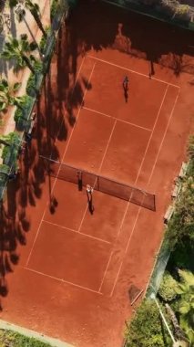 Avuç içiyle çevrili bir sahada oynanan yoğun rekabet ve heyecan verici maçlara tanık olun. Büyüleyici bir hava perspektifinden yakalandılar..