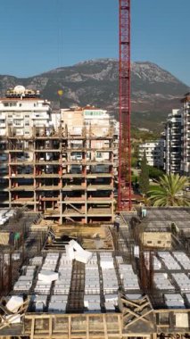 İnşaat işçilerinin kuşbakışı manzarası zemini beton dökmeye hazırlıyor..