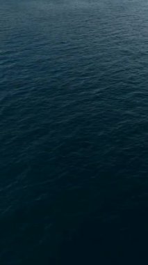Bir SUP inzivasında huzur bul. Aktif bir çift gün batımında suda huzur içinde sürükleniyor. Yukarıdan sakin bir manzara sağlıyor..