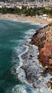 Türkiye 'nin Alanya kentindeki sakin ve vahşi plajın hava manzarasına şahit olurken sakin bir sahil kaçışına dalın..