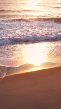 Kendinizi yavaş çekim senfonisine daldırın, fırtınalı Akdeniz 'in dramatik görüntülerine ve canlı bir günbatımına.