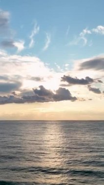 Büyüleyici bir hava görüşünden gelen okyanus fırtınasının kudretine tanık olun, çarpıcı bir günbatımının çarpıcı renkleriyle güçlenmiştir..