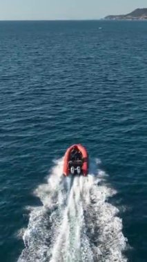 Akdeniz 'de hareket halindeki bir polis teknesinin havadan çekilmiş görüntüsü..