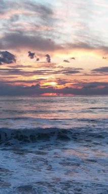 Güneş batarken yavaş çekimde alacakaranlığın mucizesine tanık olun. Çalkantılı Akdeniz üzerinde hayranlık uyandıran anlar yaratıyor..