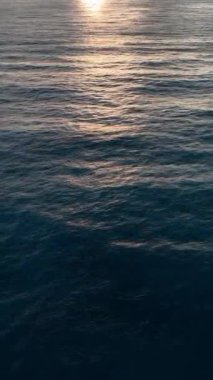 Deniz ile birleşirken sona eren bir nehrin büyüleyici hava görüntüsüne bakın. Gün batımında belirgin bir çizgi oluşturuyor..