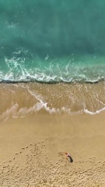 Kıyı cennetinin cazibesine tanık olun. Gök mavisi bir deniz yükselirken, plajın güzelliğini ve berrak sularını yakalayın..