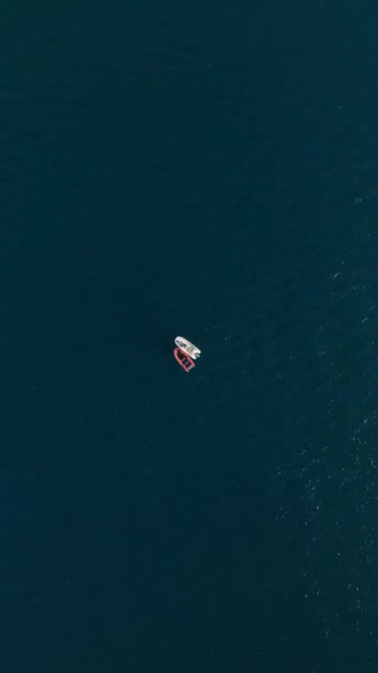 Obtenha Uma Perspectiva Aérea Barco Polícia Patrulhando Verificando Documentos Mar — Vídeo de Stock