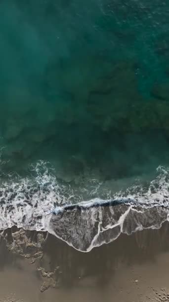 日落时空中俯瞰石滩 捕捉大海的质感 — 图库视频影像