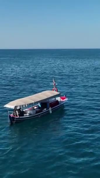 Observez Sérénité Bateau Pêche Près Côte Depuis Une Vue Aérienne — Video