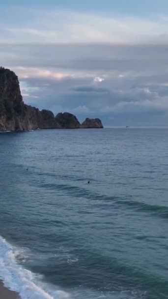Krok Kinematograficzne Doświadczenie Przybrzeżnej Urody Jak Można Zobaczyć Surferów Lazurowej — Wideo stockowe