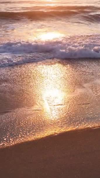 地中海では 嵐の海の穏やかなスローモーション映像と活気に満ちた夕日であなたを魅了しましょう — ストック動画