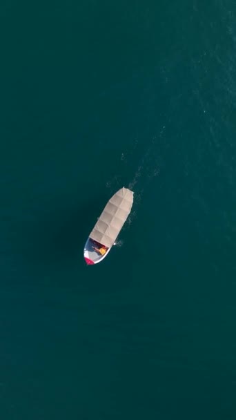 Vydejte Letecký Průzkum Rybářské Lodi Vodě Jako Dron Udržuje Tempo — Stock video