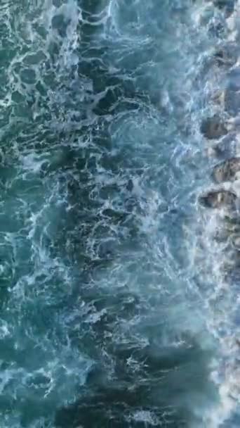 Delicie Com Esplendor Cinematográfico Enquanto Assiste Pessoas Desfrutando Praia Azul — Vídeo de Stock