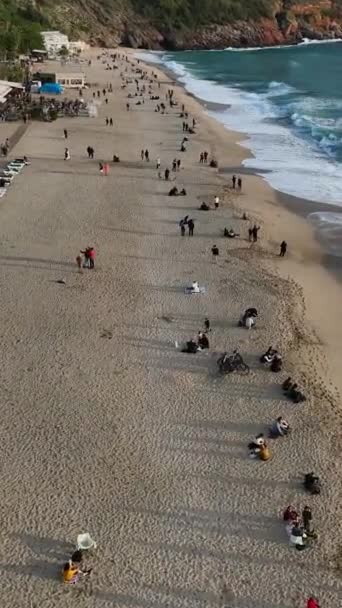 Θαυμάστε Την Εκπληκτική Εναέρια Θέα Των Beachgoers Και Μαγευτικό Συννεφιασμένο — Αρχείο Βίντεο