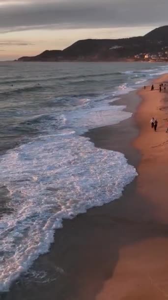 Sahile Kaçın Kıyı Sükunetinin Ortasında Dinlenin Rahatlatıcı Atmosferin Endişelerinizi Gidermesine — Stok video