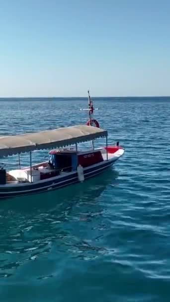 Ett Flygperspektiv Fiskebåt Graciöst Seglar Nära Kusten Medan Drönare Minutiöst — Stockvideo
