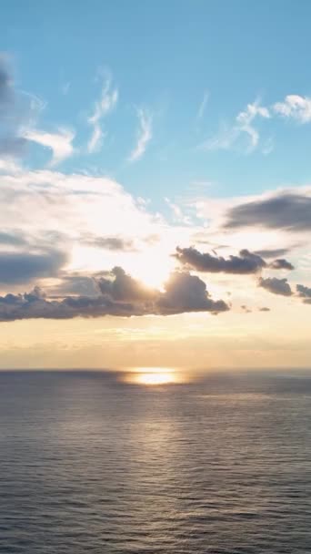 Fırtınalı Bir Okyanus Büyüleyici Bir Günbatımı Içeren Dramatik Dikey Videoyu — Stok video