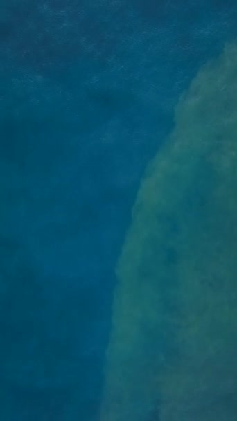 Захоплення Сутінках Зливається Річка Море Повітряним Видом Створюючи Чітку Лінію — стокове відео