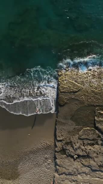 Надлишок Скелястого Пляжу Сутінках Приголомшливою Морською Текстурою — стокове відео