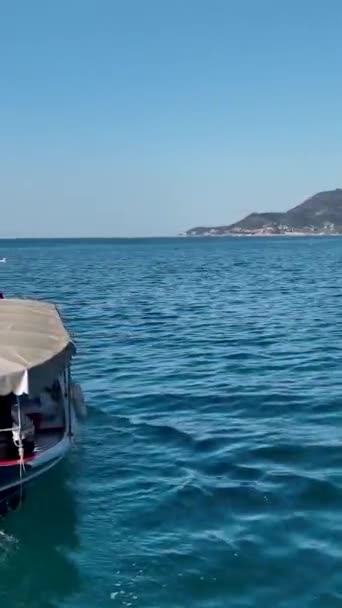 通过无人驾驶飞机拍摄的令人叹为观止的航拍 体验海上一艘白色木制渔船的美丽 — 图库视频影像