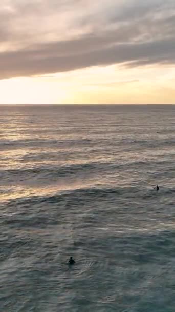 Zanurz Się Spokojnej Błogości Jak Można Zaobserwować Surferów Korzystających Lazurowej — Wideo stockowe