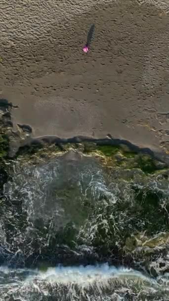 뒤덮인 해변이 보이는 이브닝 바다의 질감을 포착하다 — 비디오