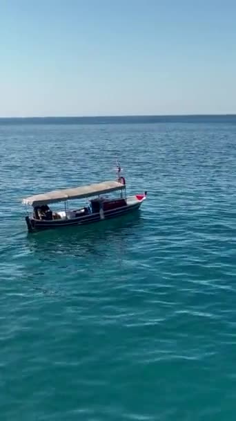 Засвидетельствуйте Спокойствие Рыбацкого Судна Море Беспилотник Изящно Следует Своим Путем — стоковое видео