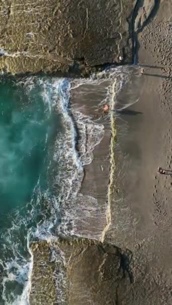 Kayalık Bir Sahilde Gün Batımının Havadan Görünüşü Denizin Güzel Dokusunu — Stok video