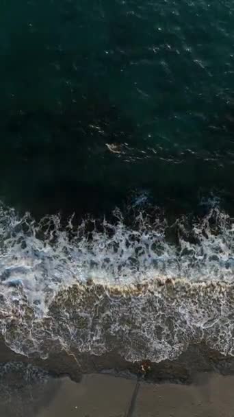 Zachwyć Się Urzekającym Pięknem Plaży Wzdłuż Morza Śródziemnego Uchwyconej Góry — Wideo stockowe