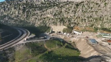 Dağlarda tünel inşaatı