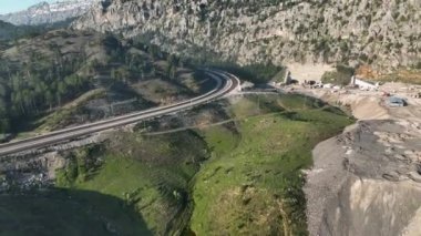 Dağlarda tünel inşaatı