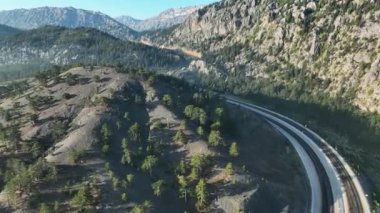 Yol dağların tepesinde.