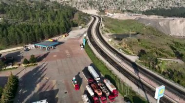Yol dağların tepesinde.
