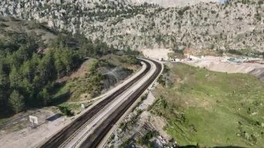 Yol dağların tepesinde.