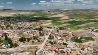 Hindi. İnsansız hava aracı inanılmaz kaya oluşumlarının üzerinde uçuyor. Muhteşem bir manzara.