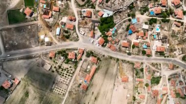 Hindi. İnsansız hava aracı inanılmaz kaya oluşumlarının üzerinde uçuyor. Muhteşem bir manzara.