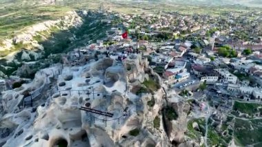 İnsansız hava aracı inanılmaz kaya oluşumlarının üzerinde uçuyor. Muhteşem bir manzara. Kapadokya Türkiye 'nin popüler bir turizm beldesi.