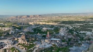 İnsansız hava aracı inanılmaz kaya oluşumlarının üzerinde uçuyor. Muhteşem bir manzara. Kapadokya Türkiye 'nin popüler bir turizm beldesi.