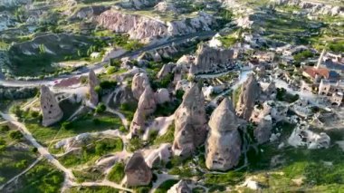 Hindi. İnsansız hava aracı inanılmaz kaya oluşumlarının üzerinde uçuyor. Muhteşem bir manzara..