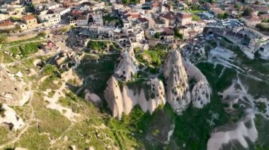 İnsansız hava aracı inanılmaz kaya oluşumlarının üzerinde uçuyor. Muhteşem bir manzara. Kapadokya Türkiye 'nin popüler bir turizm beldesi.